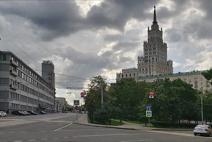 Москва. Дом-паровоз со стороны Новой Басманной улицы